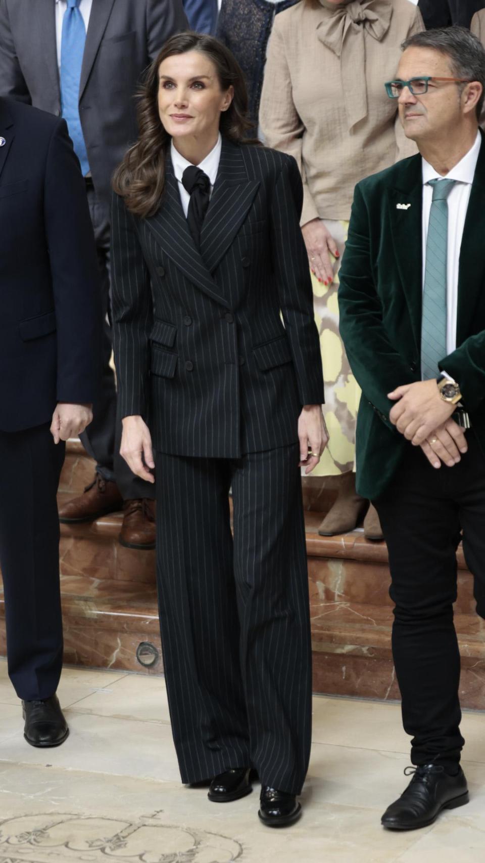 Letizia ha estrenado un traje de la firma Sandro.