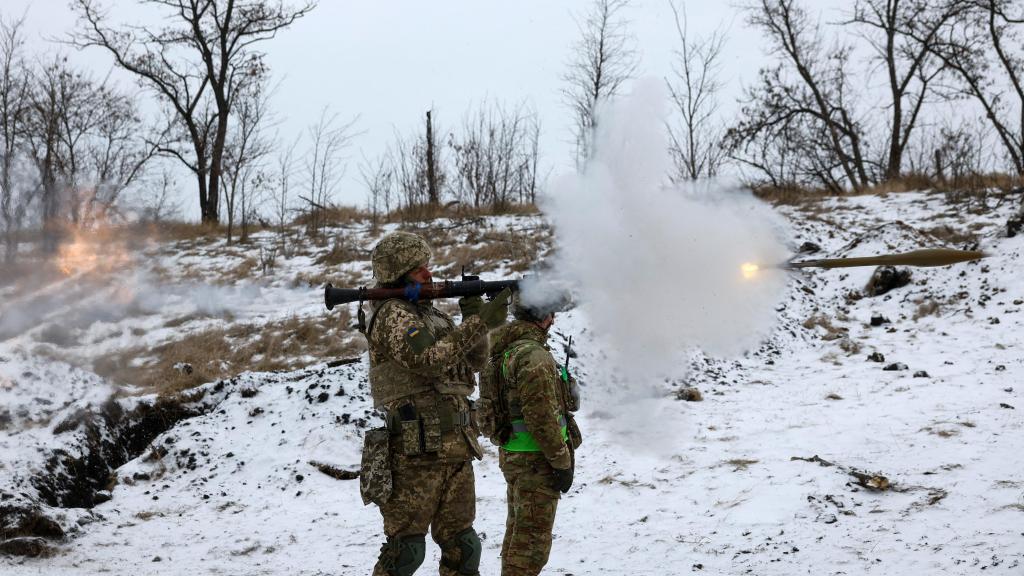 Soldados ucranianos con un RPG durante un entrenamiento.