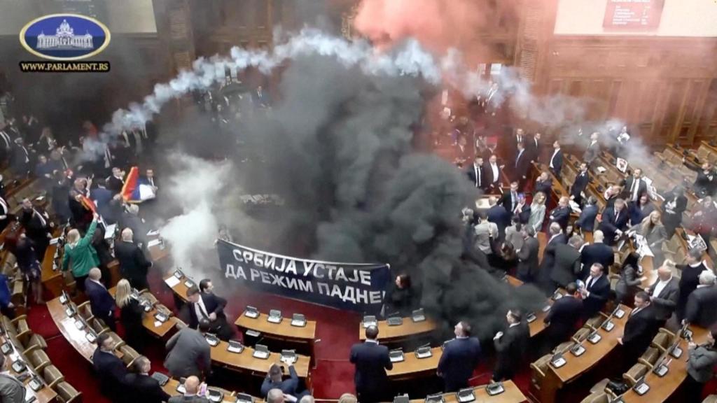 Los diputados de la oposición serbia lanzaron este martes granadas de humo en el interior del parlamento serbio , en Belgrado, Serbia.