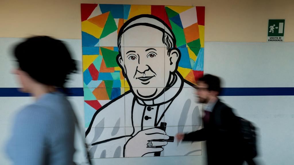 Un mural del Papa Francisco en el Hospital Gemelli de Roma, donde está ingresado desde el 14 de febrero para recibir tratamiento.