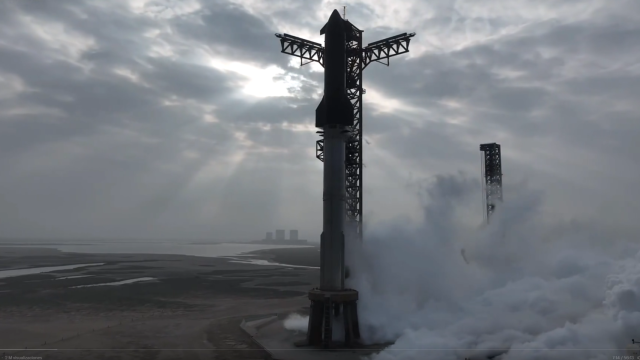 Starship en la plataforma de lanzamiento
