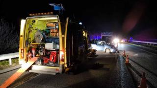 Bomberos en el accidente de tráfico en la A-8 en El Franco, Asturias.