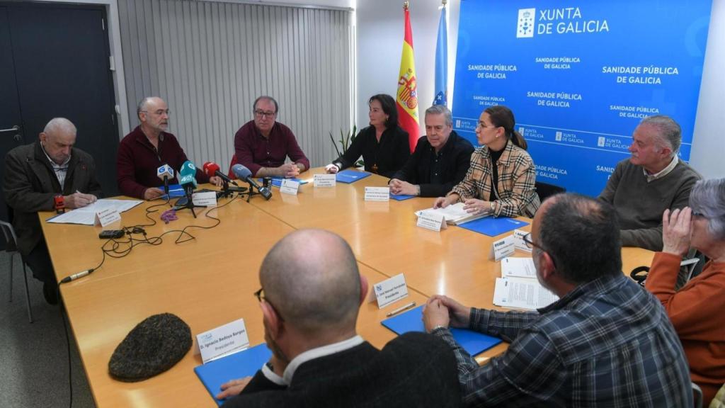 El conselleiro de Sanidade, Antonio Gómez Caamaño, y la directora xeral de Saúde Mental, Almudena Díaz Pereira, firman acuerdos con asociaciones contra las adicciones