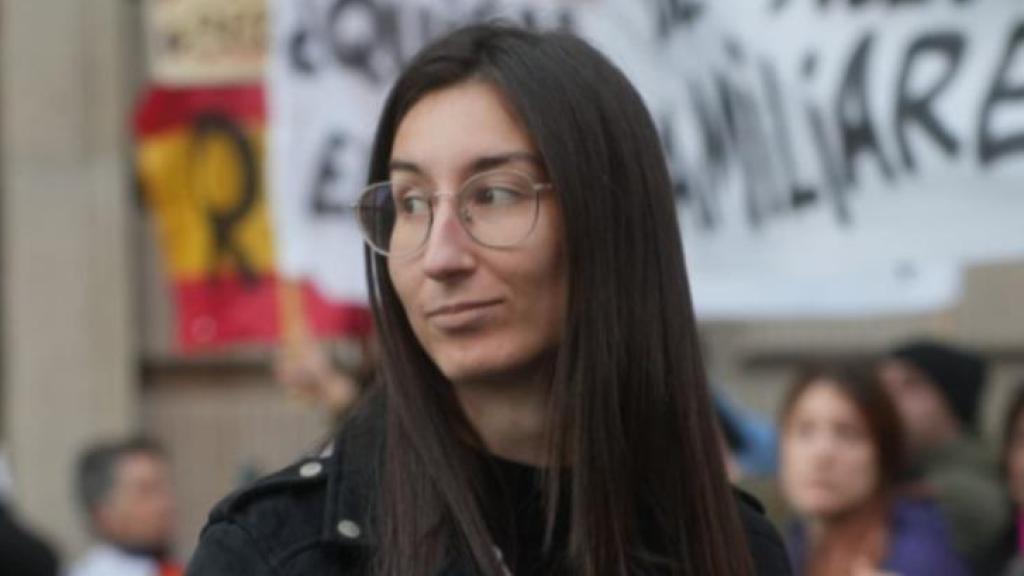 Carmen López, durante el acto contra Irene Montero (i) y en una foto de archivo durante una manifestación (d).