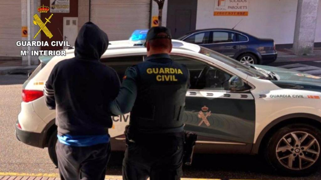 Detienen a un vigués durante un robo con fuerza en una estación de servicio de Moaña (Pontevedra)