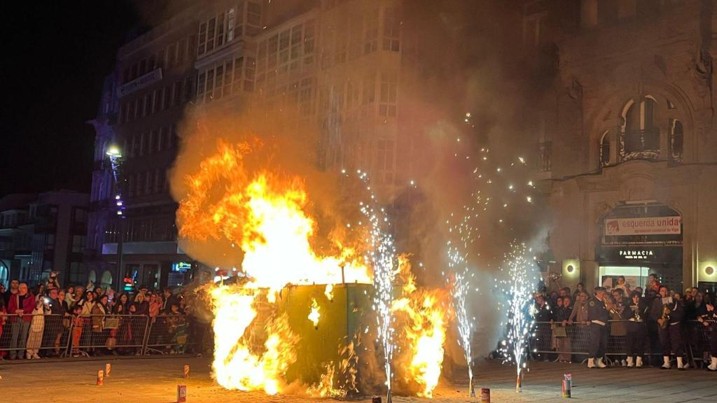 Arde el Meco de Vigo: La ciudad vota sí a salvar la Navidad y solo se quema el Grinch