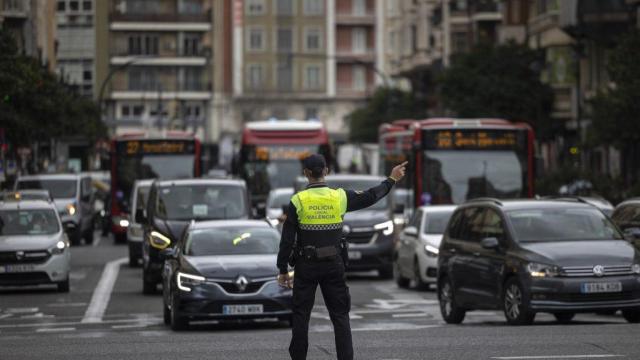 Un agente de la Policía Local regula el tráfico en el centro de Valencia. EFE/ Biel Aliño