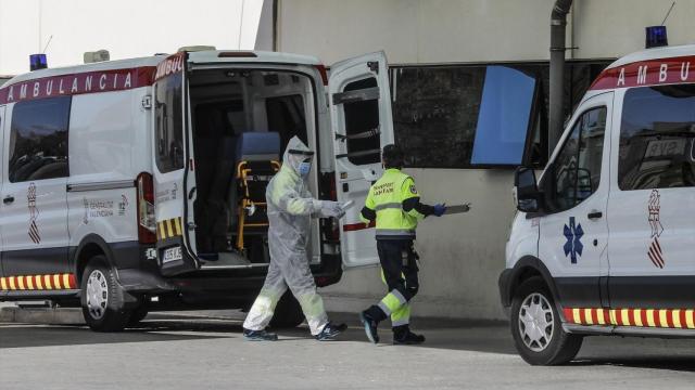 Foto de archivo de una ambulancia en Valencia. Rober Solsona / Europa Press