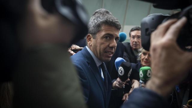 Carlos Mazón, rodeado por los medios de comunicación, en una imagen reciente. EP / Jorge Gil