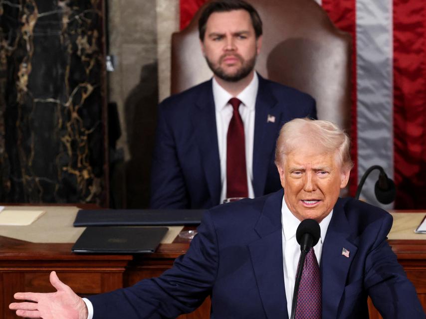 El vicepresidente de EEUU, JD Vance (segundo plano), escucha el discurso de Donald Trump en el Congreso.