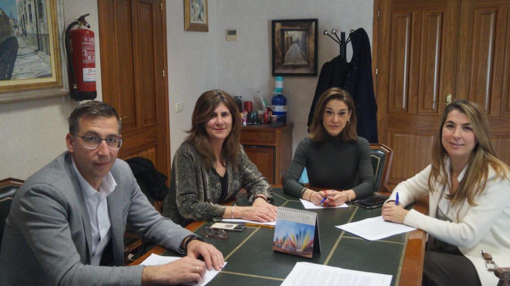 El alcalde de Seseña, Jaime de Hita, junto a sus homólogas de Borox, Soledad Gallego; Yeles, María José Ruiz y Esquivias, Almudena González.