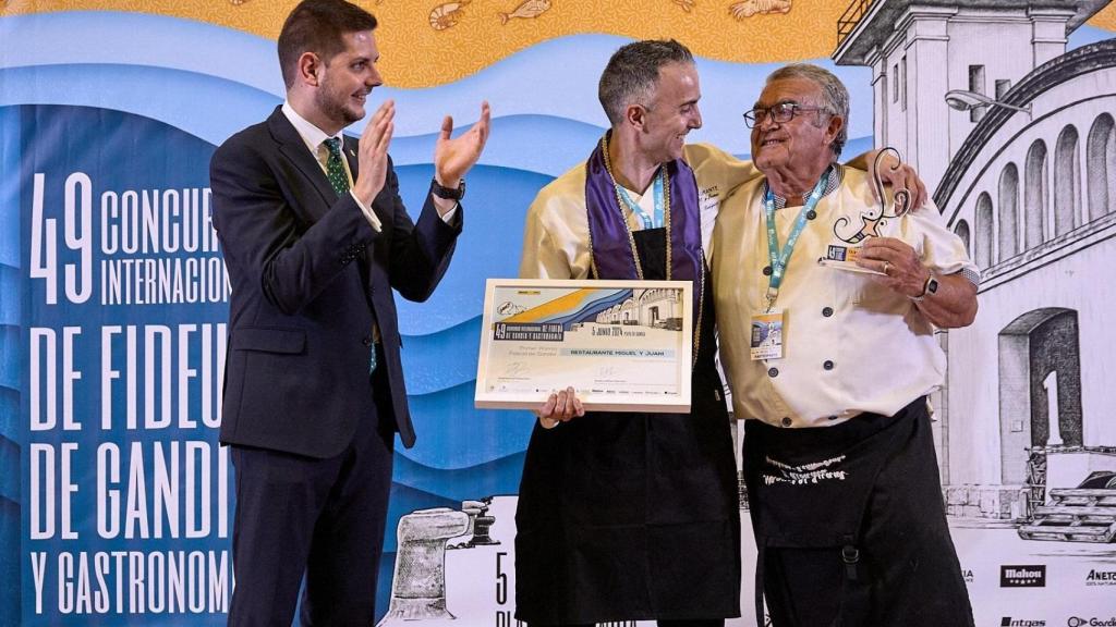 Restaurante Miguel y Juani recogiendo el galardón. Ayuntamiento de Gandía