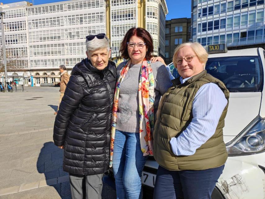 Alicia López Calviño, entre las taxistas veteranas Maricarmen Valiño Balado y Mari Veira Mosquera.