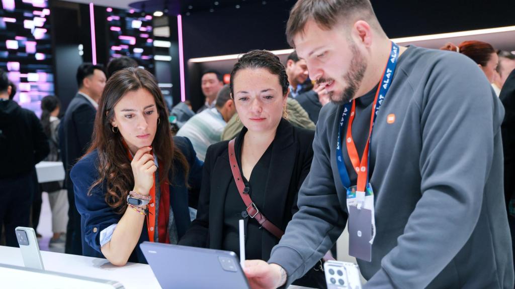 Nelly De Navia (centro) junto a Beatriz Olmos, PR Manager Xiaomi España y Javier Rubio, training manager de Xiaomi España