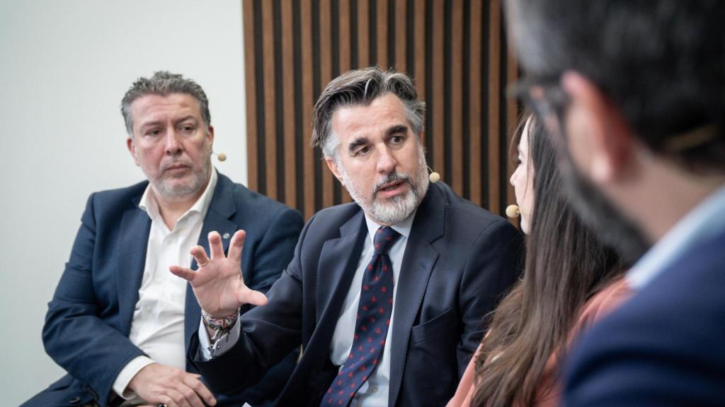 Los participantes en la mesa redonda durante el encuentro.