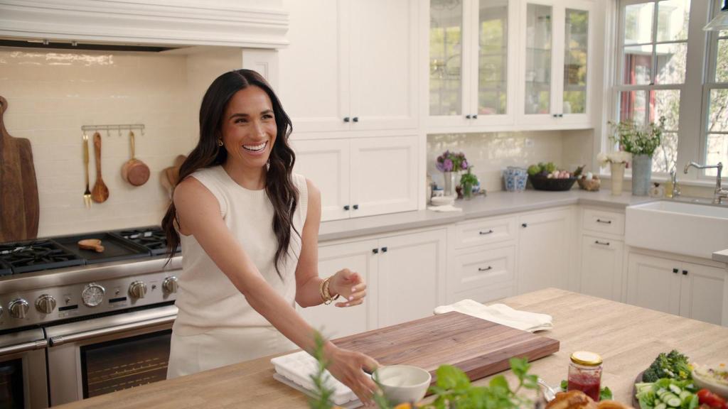 Meghan Markle en la cocina de su casa, durante la grabación del programa.