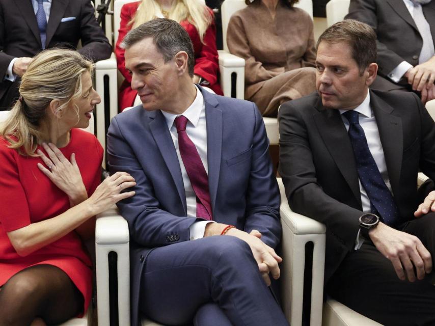 El presidente del Gobierno Pedro Sánchez conversa con la vicepresidenta segunda y ministra de Trabajo, Yolanda Díaz, junto al presidente de CEPYME, Gerardo Cuerva.