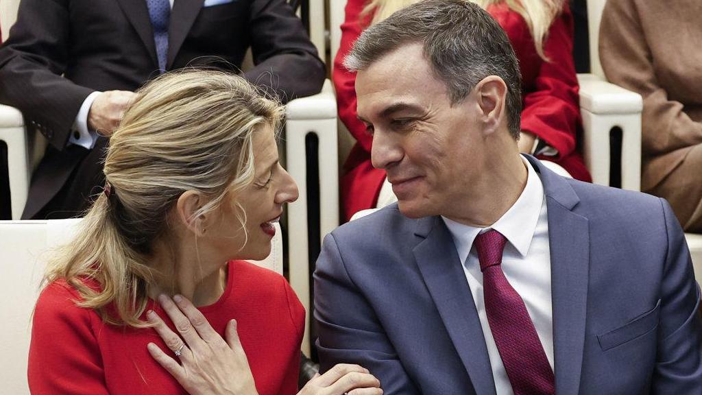Sánchez conversa con la vicepresidenta Yolanda Díaz, durante la entrega de premios de Cepyme.