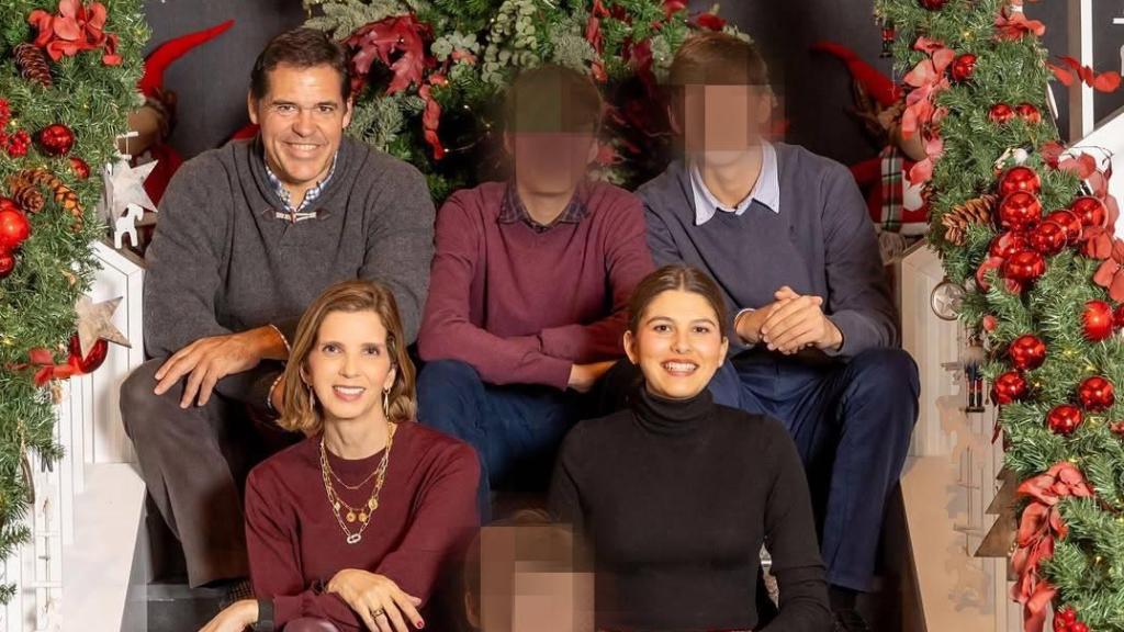 Luis Alfonso de Borbón y su mujer, Margarita Vargas, con sus cuatro hijos.