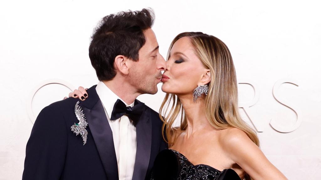 Adrien Brody, con Georgina Chapman en la 97ª edición de los Premios Oscar.