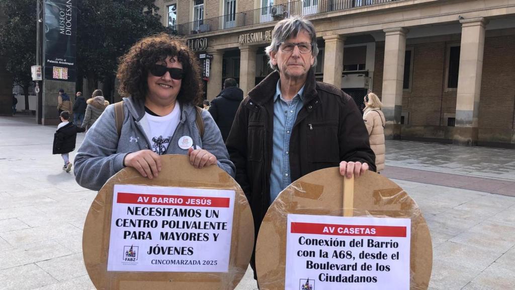 Olga Sancho y José Luis Almenara junto a sus reivindicaciones en la Cincomarzada de Zaragoza