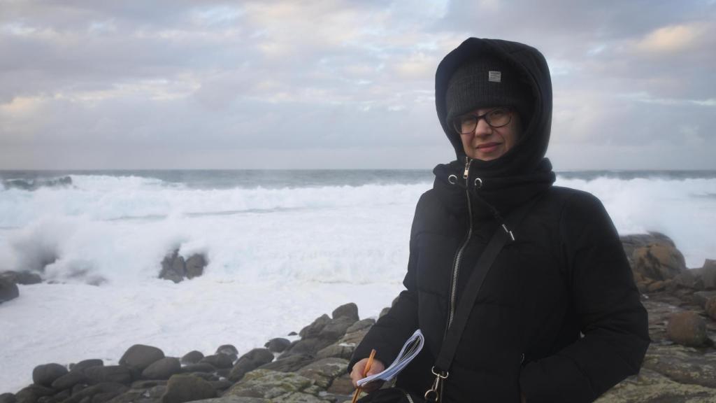 Noemí Sabugal en las costas gallegas que le sirvieron de inspiración para su último libro.