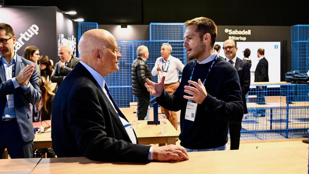 Josep Oliu, presidente de Banco Sabadell, visitó el stand de 4YFN para conocer de primera mano la actividad de algunas de las startups en las que el banco ha invertido a través de BStartup.