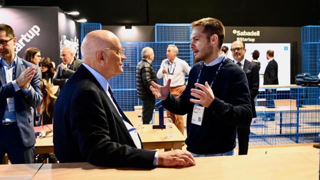 Josep Oliu, presidente de Banco Sabadell, visitó el stand de 4YFN para conocer de primera mano la actividad de algunas de las startups en las que el banco ha invertido a través de BStartup.