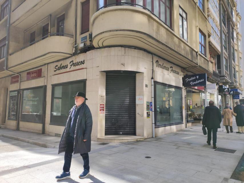 Una frutería sin actividad en el tramo reabierto de la calle San Andrés.