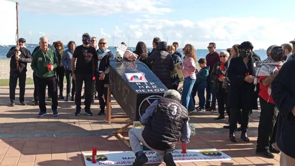 Varios manifestantes de Stop Biogás Mar Menor contra la planta de biogás en El Mirador (San Javier), el pasado 29 de diciembre.