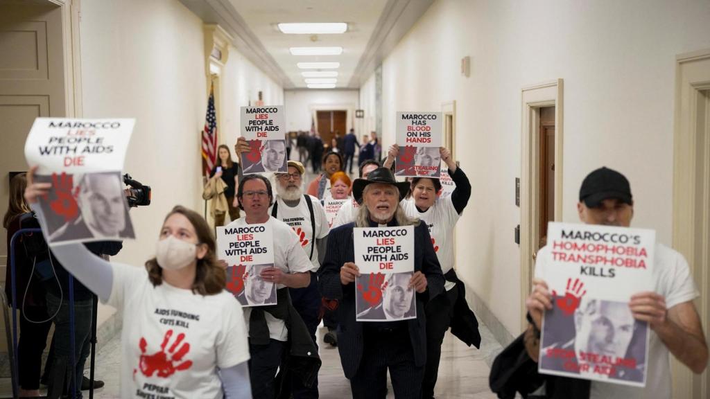 Manifestantes sostienen carteles mientras Pete Marocco, el designado por Trump para la Agencia de Estados Unidos para el Desarrollo Internacional (USAID) asiste a una reunión en el Congreso para discutir la asistencia extranjera