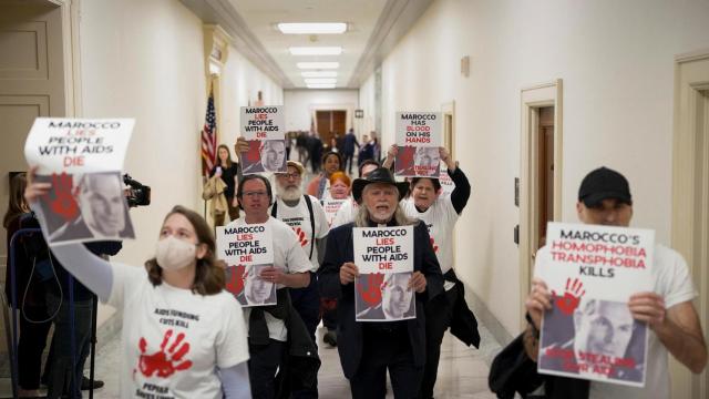 Manifestantes sostienen carteles mientras Pete Marocco, el designado por Trump para la Agencia de Estados Unidos para el Desarrollo Internacional (USAID) asiste a una reunión en el Congreso para discutir la asistencia extranjera
