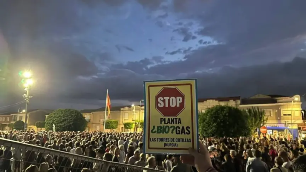 Una manifestación convocada por la plataforma Stop Biogás de Las Torres de Cotillas frente a su Ayuntamiento, el pasado 18 de septiembre.