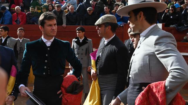 Daniel Luque, galardonado con el Premio 'Mejor faena', durante el evento taurino