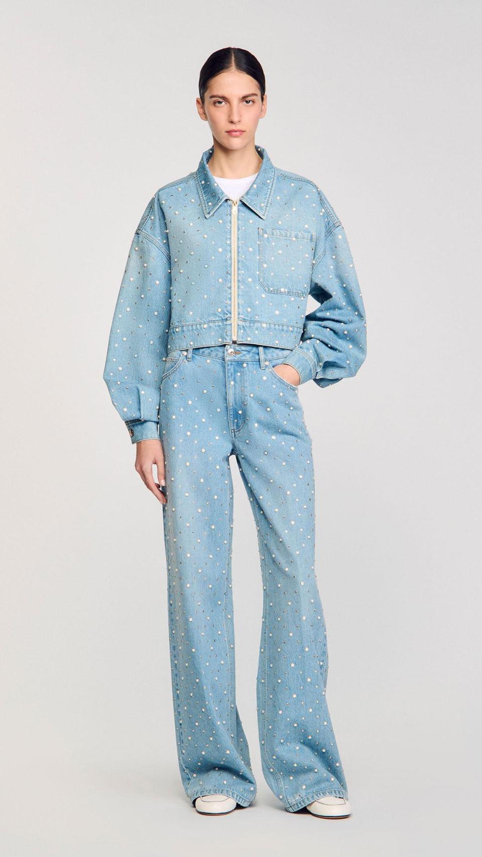 Conjunto vaquero con strass y perla de Sandro Paris.