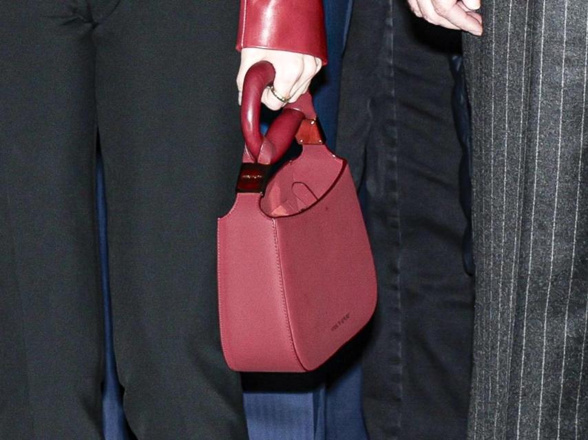 El bolso borgoña que la reina Letizia ha estrenado este miércoles en ARCOMadrid.