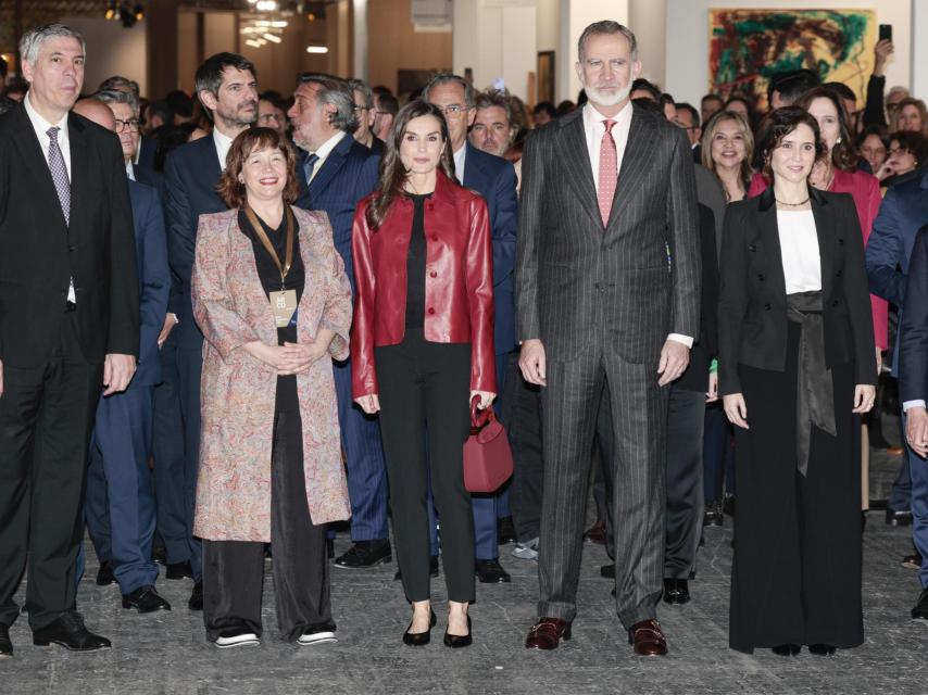 Los reyes, Felipe y Letizia, junto a Isabel Díaz Ayuso y el ministro Urtasun en la inauguración de ARCOMadrid.