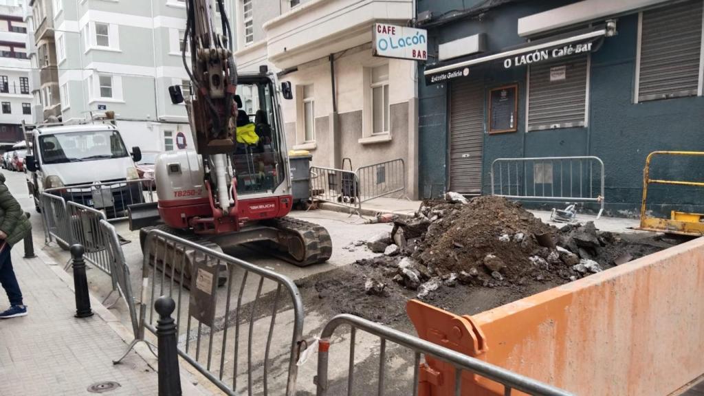 Intervención en la red fecal en la calle La Paz en Os Mallos.