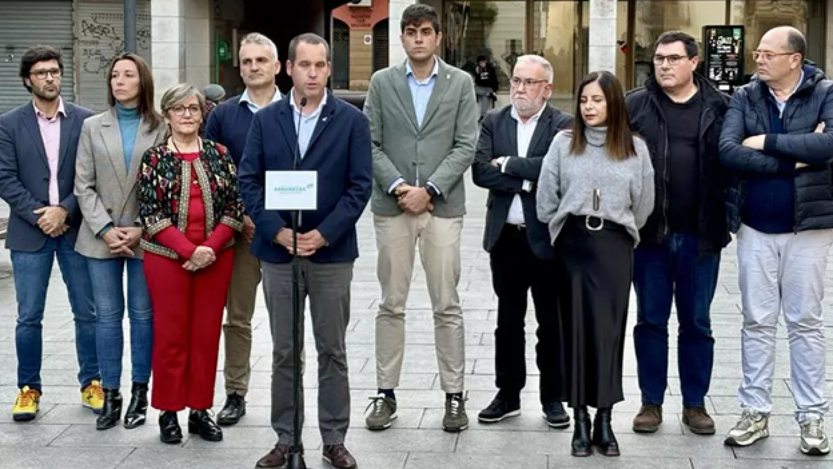 El alcalde de Calella, Marc Buch, en el centro, secundado por un grupo de ediles de Junts de la comarca del Maresme.