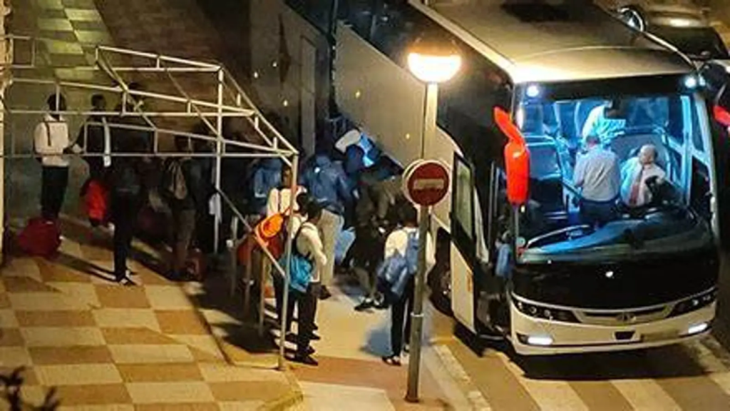 Un grupo de migrantes son trasladados en autobús hasta el municipio de Calella (Barcelona) en diciembre de 2024.