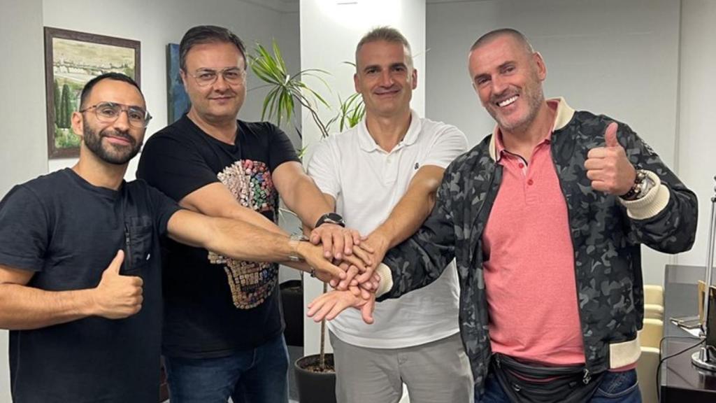 El alcalde de Premiá de Dalt, Josep Triadó (con polo blanco) con su concejal de seguridad, Ginés Marín (a su izquierda), junto al fundador de Desokupa, Daniel Esteve (derecha) y otro miembro de la empresa en 2022.