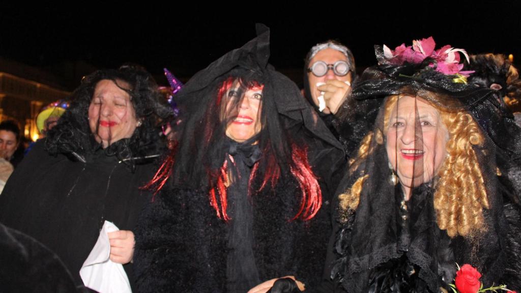 La Paca y otras mujeres de luto lloran la pérdida de la Sardina.