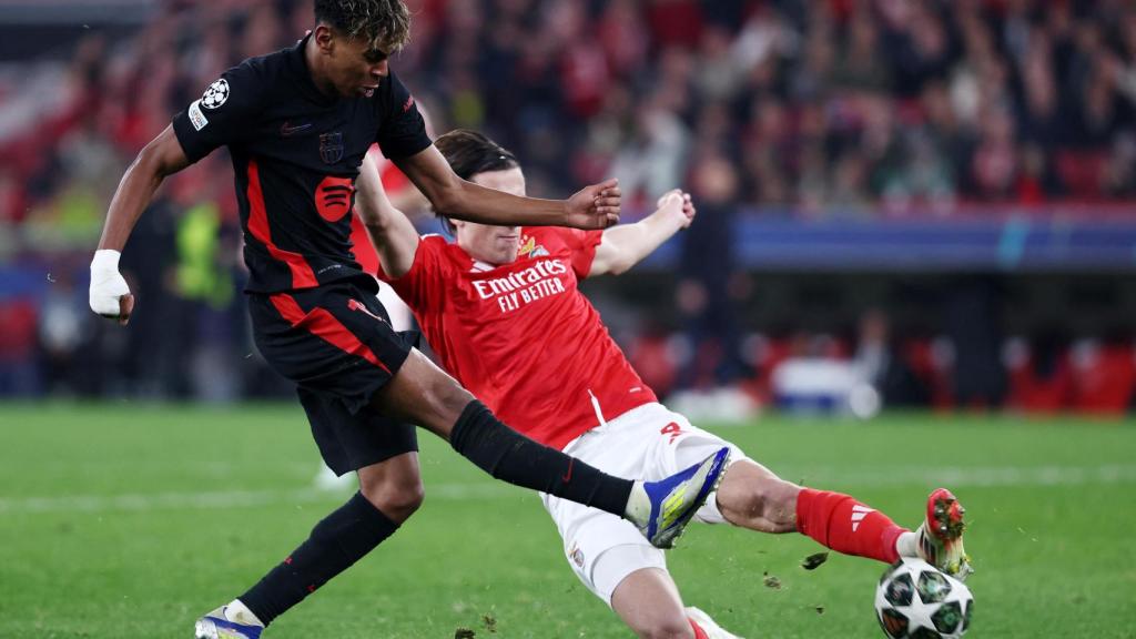 Lamine Yamal ejecuta un lanzamiento.