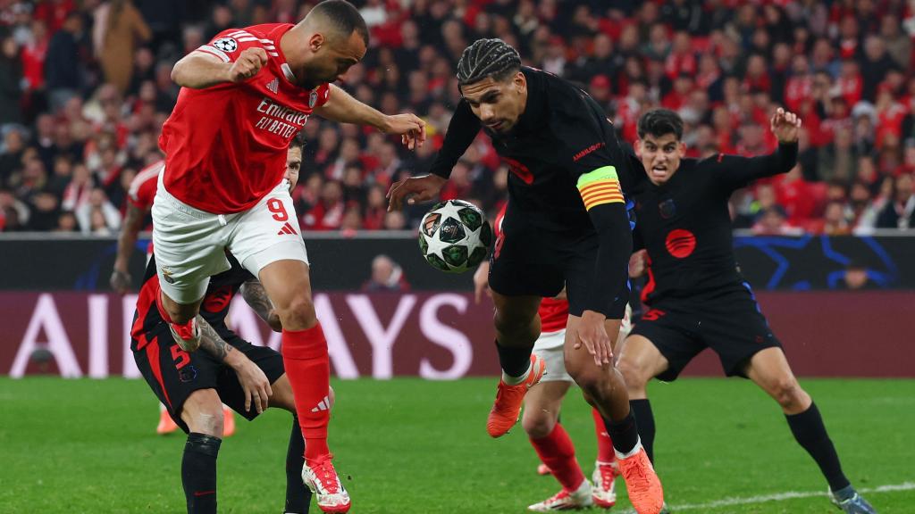 Ronald Araujo despeja un balón.