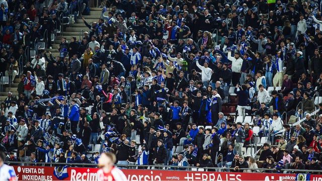 Aficionados blanquiazules durante el partido disputado en Murcia.