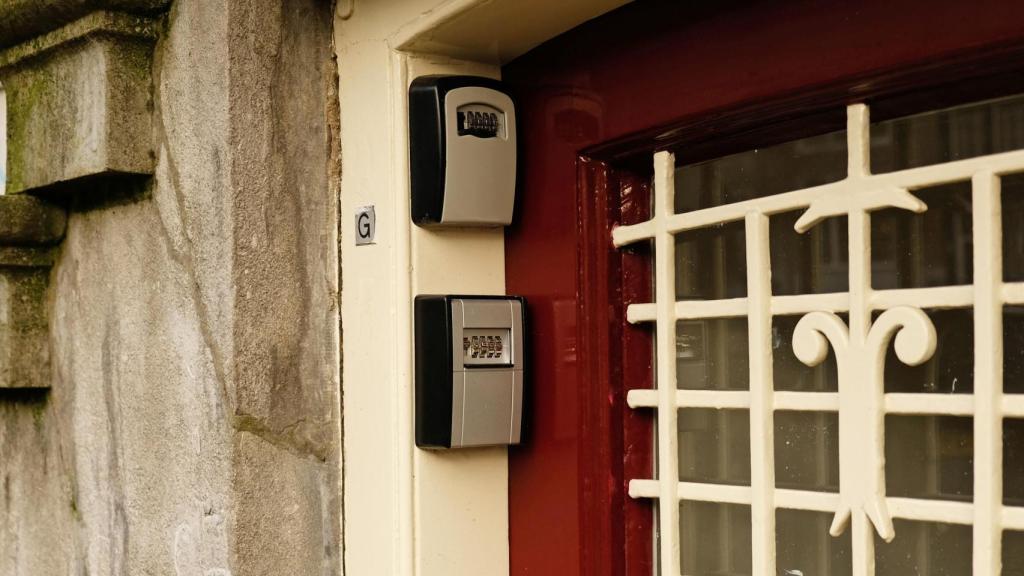 La puerta de una vivienda de uso turístico