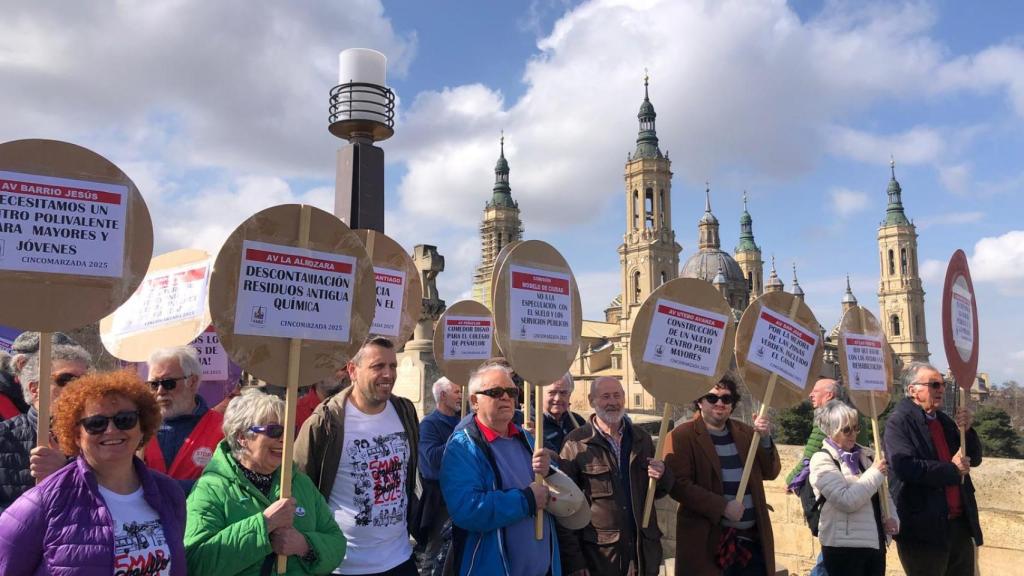 Marcha de los vecinos con sus reivindicaciones en la Cincomarzada