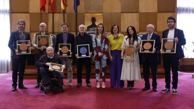 Natalia Chueca junto a los galardonados con los 'Premios Ciudad de Zaragoza'