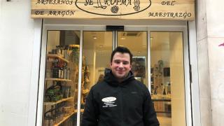 Sergio Gil, frente a su nueva tienda en Zaragoza