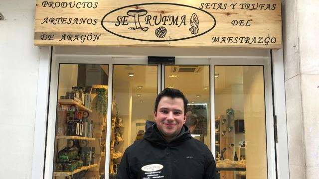 Sergio Gil, frente a su nueva tienda en Zaragoza